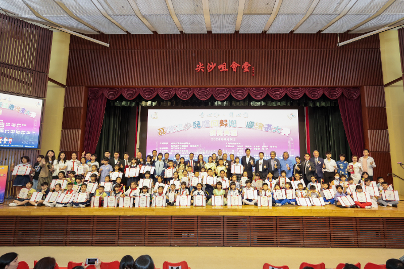 获奖学生上台合影.jpg