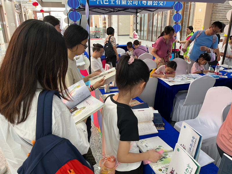 图一：市民阅读粤剧有关的书籍2.jpg
