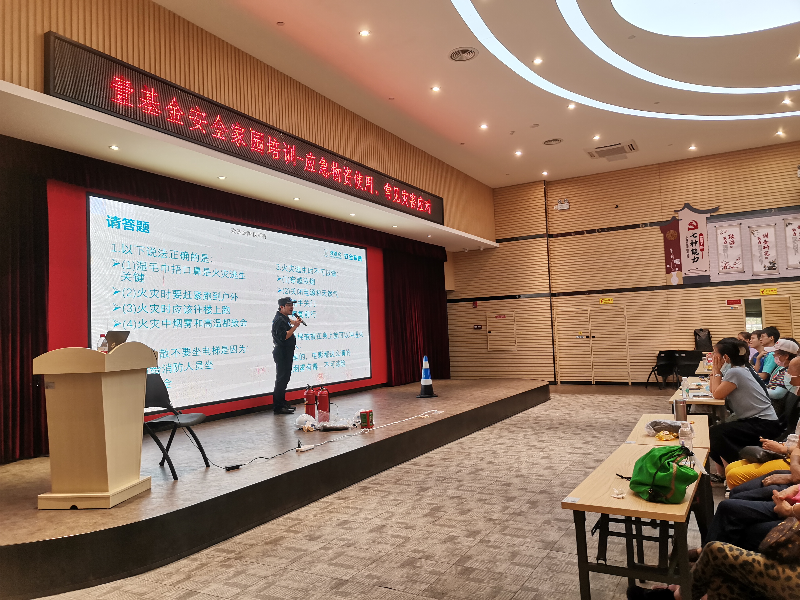 梁队长对现场志愿者进行考核.jpg
