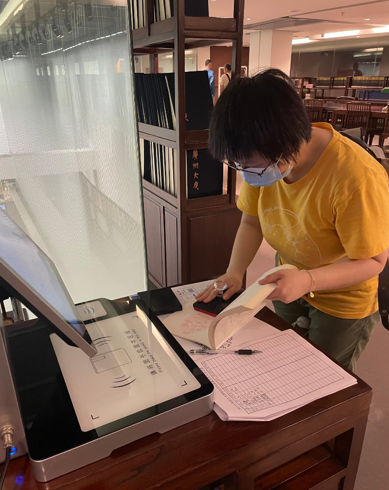 图四：粤剧艺术博物馆粤书吧读者在本子上盖章.jpg