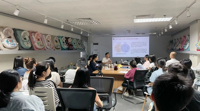 （图：李俊律师为企业分析在东南亚地区进行跨境经贸合作存在的机遇和风险，并为企业提供法律建议）.png