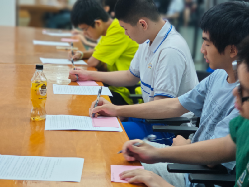 图二：读者认真做笔记.jpg
