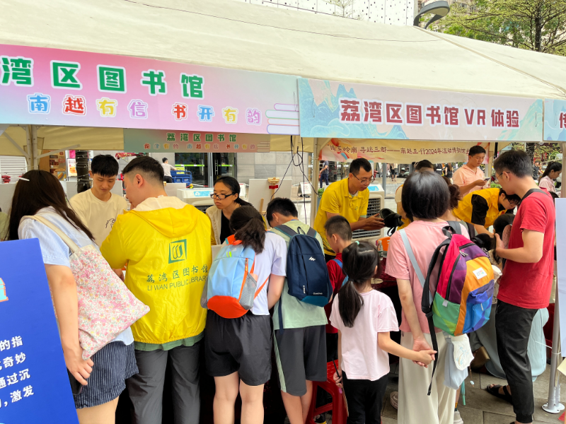 图一：互动区域吸引众多读者参与.jpg