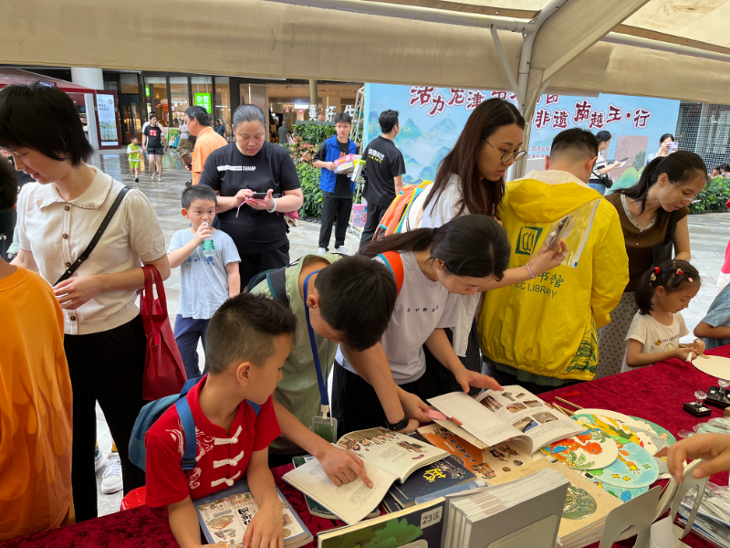 图四：读者阅读南越王书籍.jpg