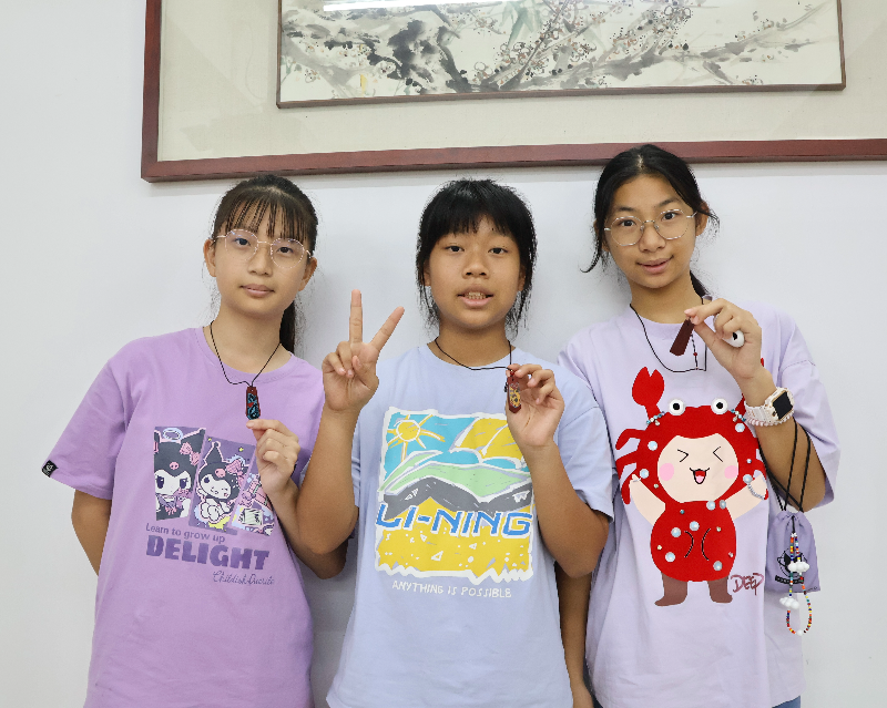 学员展示手工作品.jpg