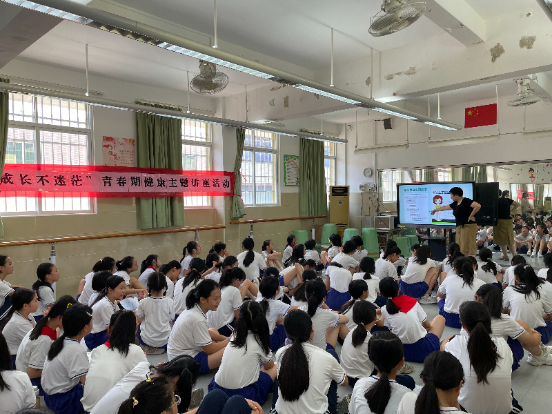 图：范文萃医生向小学高年级段女生普及青春期健康知识.jpg