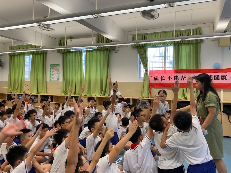 图：同学们举手回答李梦瑶医生提出的“青春期趣味问答”.jpg