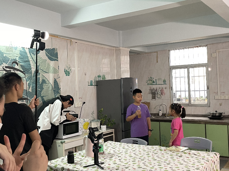 花地街道将社区里的“一老一小”，作为民生服务的重要两端，以需求为切入点，通过红联共建、党建引领、五社联动等方式，凝聚多方合力、建设多元平台、共享多种资源，用心用情打造“温暖一老，关爱一小”温暖家园C.png