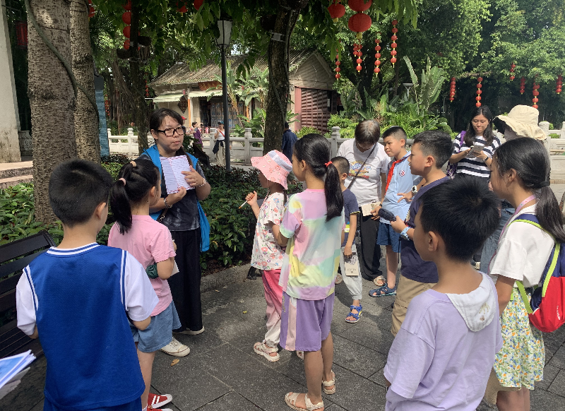 7月24日上午，花地街道党群服务中心联合荔湾区图书馆在西关民俗馆、蒋光鼐故居博物馆和陈廉伯故居开展“悦”读西关City Walk活动，带领15个亲子家庭探寻和认识兼容并蓄的西关建筑B.png