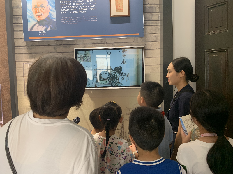 7月24日上午，花地街道党群服务中心联合荔湾区图书馆在西关民俗馆、蒋光鼐故居博物馆和陈廉伯故居开展“悦”读西关City Walk活动，带领15个亲子家庭探寻和认识兼容并蓄的西关建筑C.png