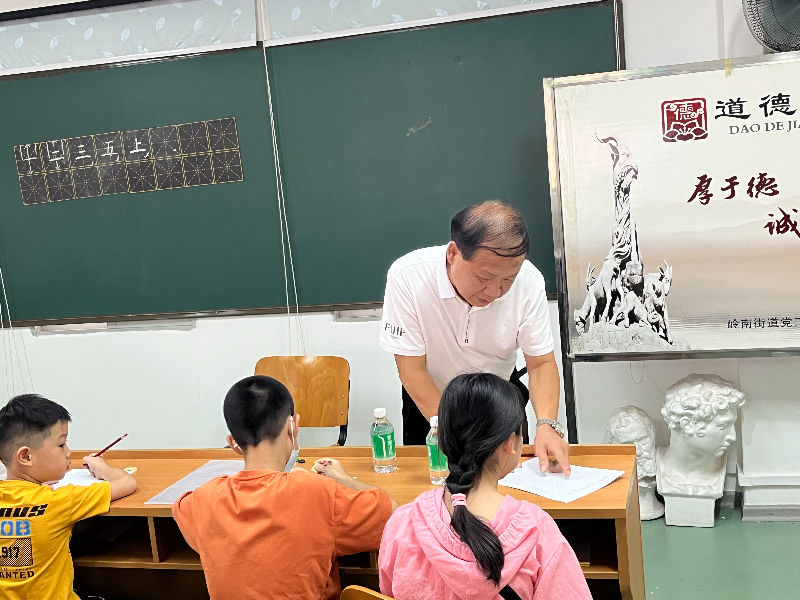 周老师指导孩子们书写(1).jpg