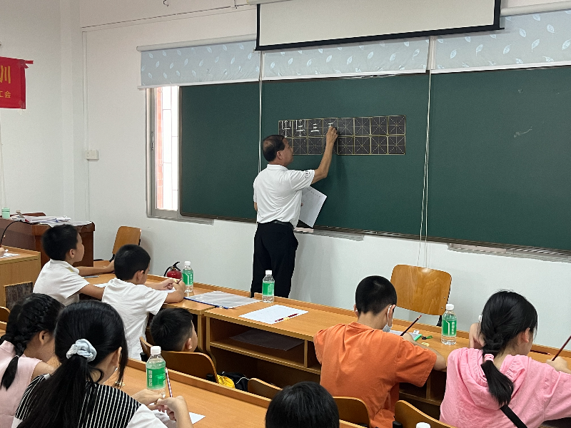 周老师在进行硬笔书法教学(1).jpg