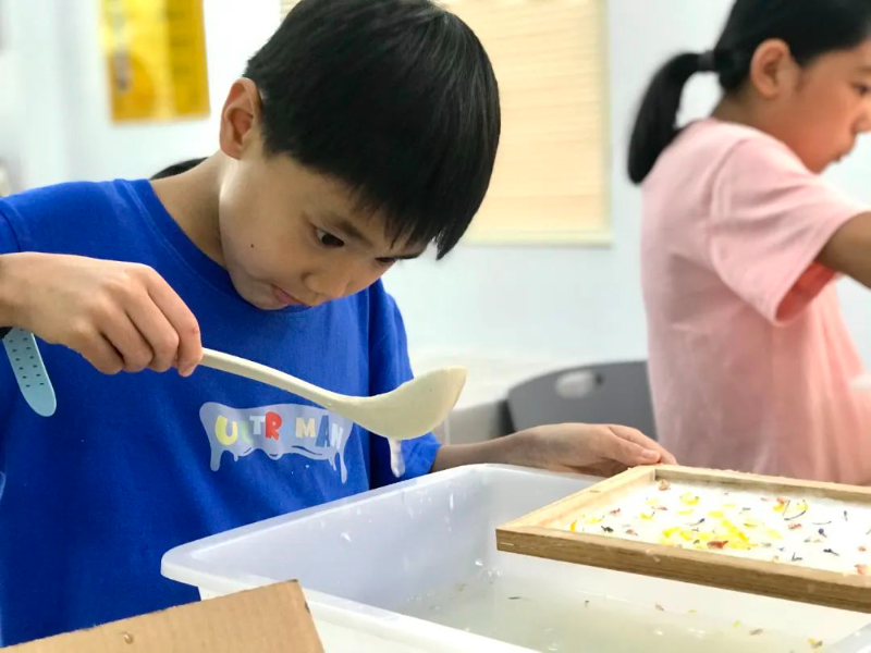 学员体验古法造纸.jpg