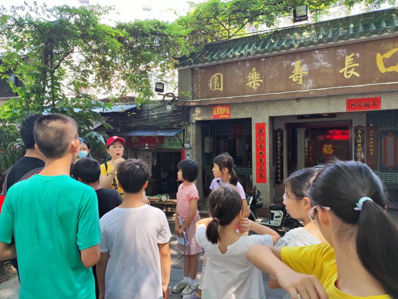 工作人员和文化志愿者带领参与者探寻南源澳口长寿乐园、蔡家祠等文化景点.jpg