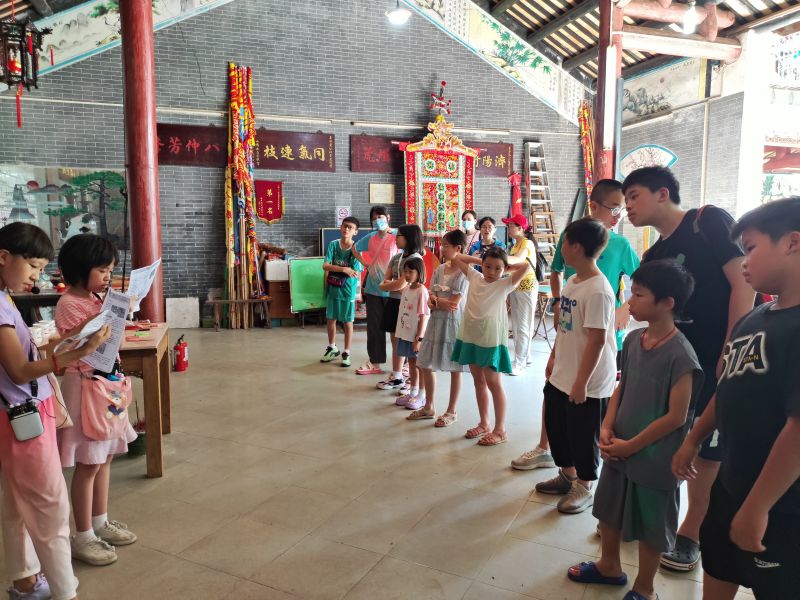 小小文化导赏员为参与者一一进行介绍.jpg