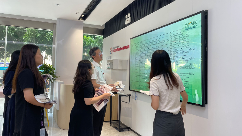 （图：茶滘街道向调研组介绍“穗救易&middot;共助空间”建设情况）.jpg