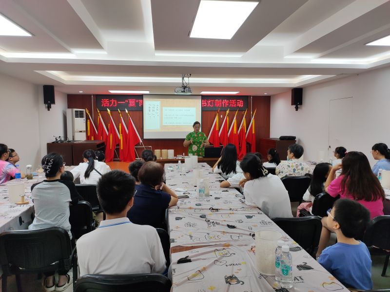 （图：岑老师详细讲解了古籍修复的手工技艺以及中国传统书灯）.jpg