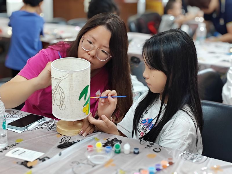 （图：亲子家庭制作书灯）.jpg