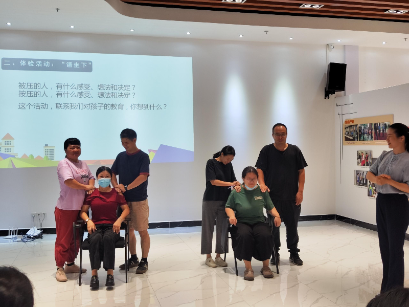 图一：家长们互动式体验学习.jpg