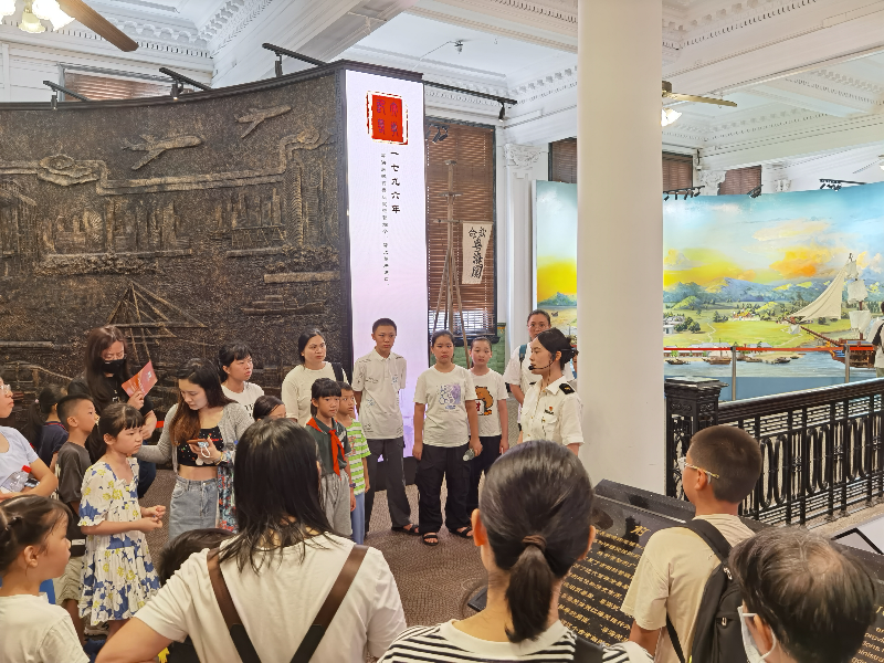 图：社区未成年人听工作人员讲解粤海关博物馆的历史.jpg