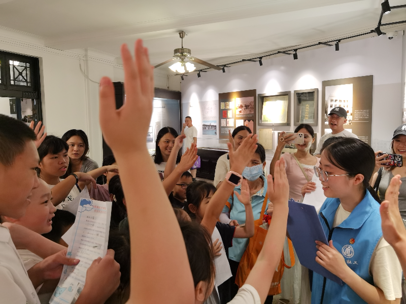 图：社区未成年人参与抢答互动环节.jpg