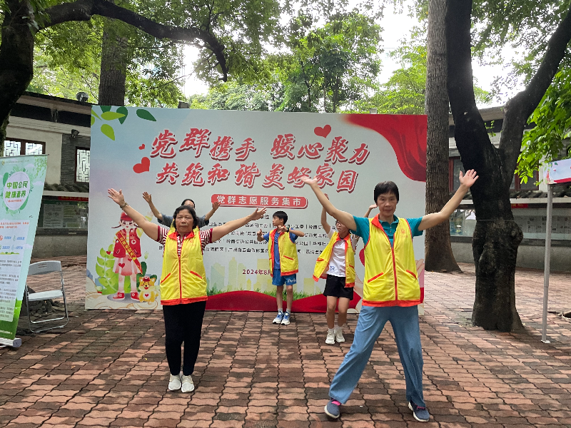 （图：参加者打卡各具特色的摊位中）.jpg