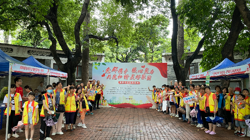 （图：党群志愿者服务合照）.jpg