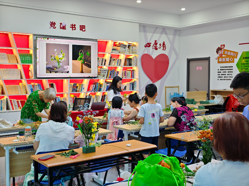 图一：在海龙街分馆开展“花漾生活，慢享时光-手工插花”.jpg