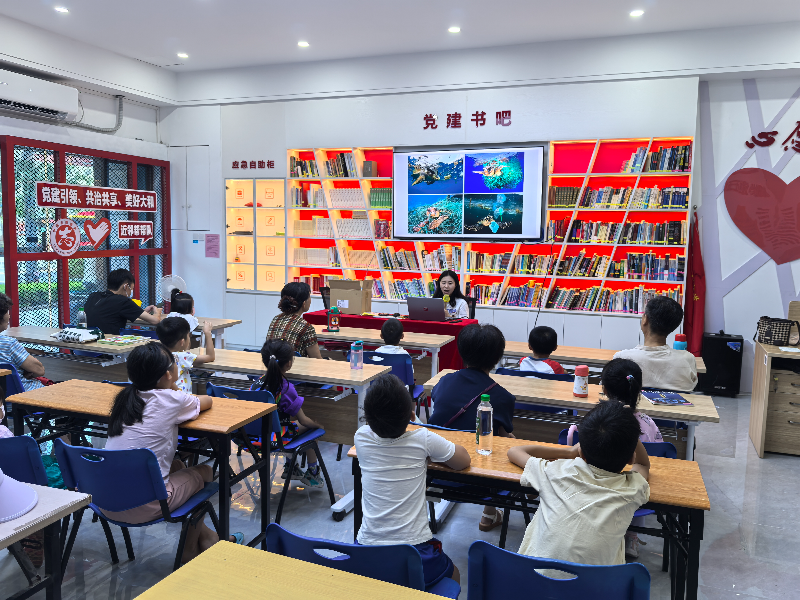 图二：老师讲海底环保的故事.jpg
