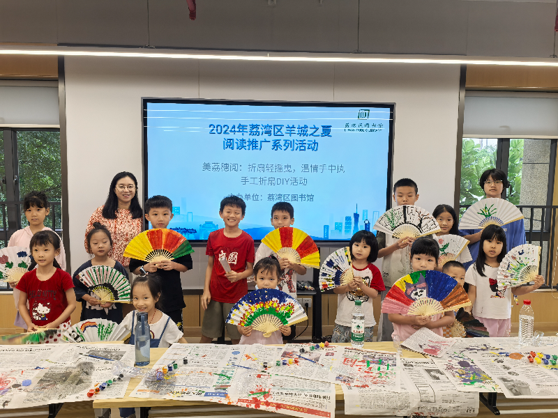 图三：小读者们与老师合影留念.jpg