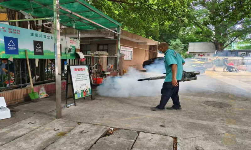 （图：对军休大楼周边进行蚊虫消杀）.png