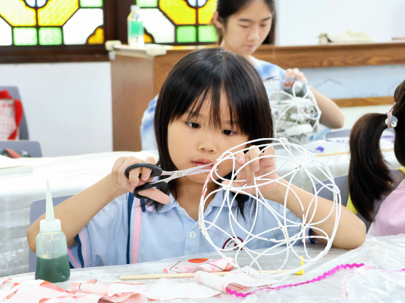 学员动手制作彩灯.jpg