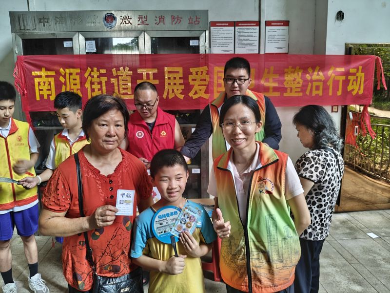 图：派发宣传小扇子，防蚊贴纸.jpg