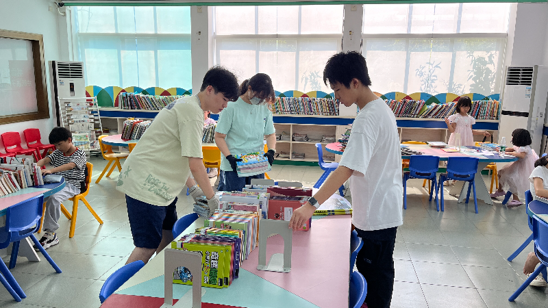 图四：志愿者整理新书.jpg