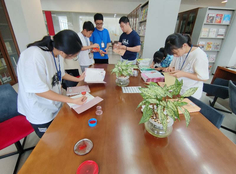 图五：志愿者贴书标.jpg