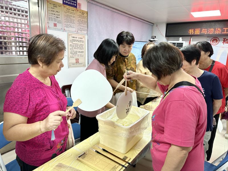 党员们亲手制作属于自己的独一无二的漆扇.jpg