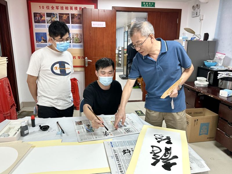 党员们相互交流书法心得经验.jpg