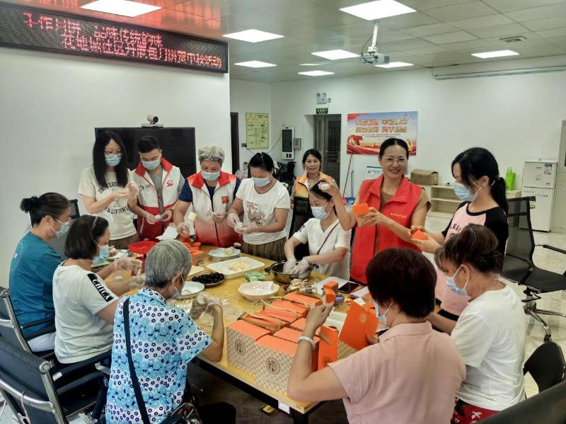 花地街道花地城社区联合社区颐康服务站于9月10日下午举办“包月饼 迎中秋”——品味传统韵味活动，组织居民志愿者为辖内独居长者制作中秋慰问月饼B.png