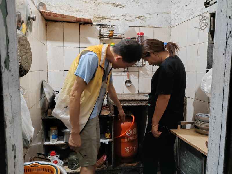 （图：网格员向住户讲解应急处理方法）.jpg