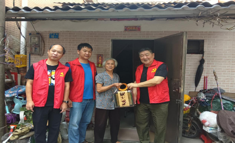 （图：为困难群众送上节日慰问）.png