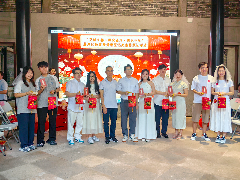 （图：嘉宾和新人一起举行中秋亮灯仪式）.jpg