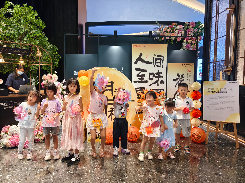 图二：孩子们展示制作的手工灯笼—花地湾生活馆场次.jpg