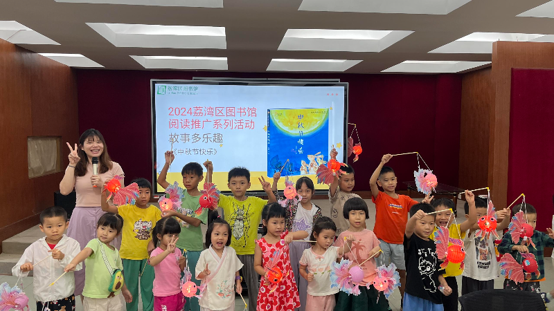 图三：孩子们展示制作的手工灯笼—周门馆场次.jpg