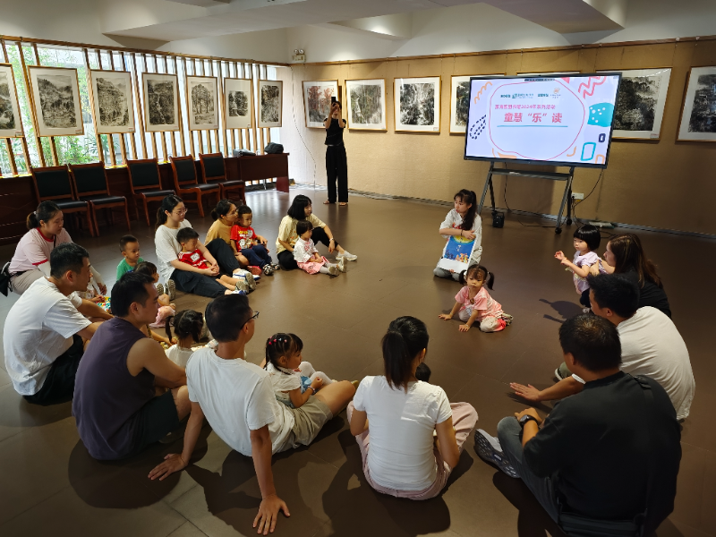 图一：老师带领亲子家庭阅读绘本故事.jpg