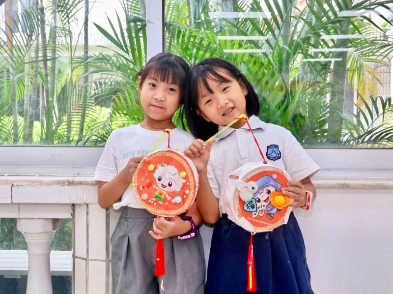 学子们展示作品.jpg