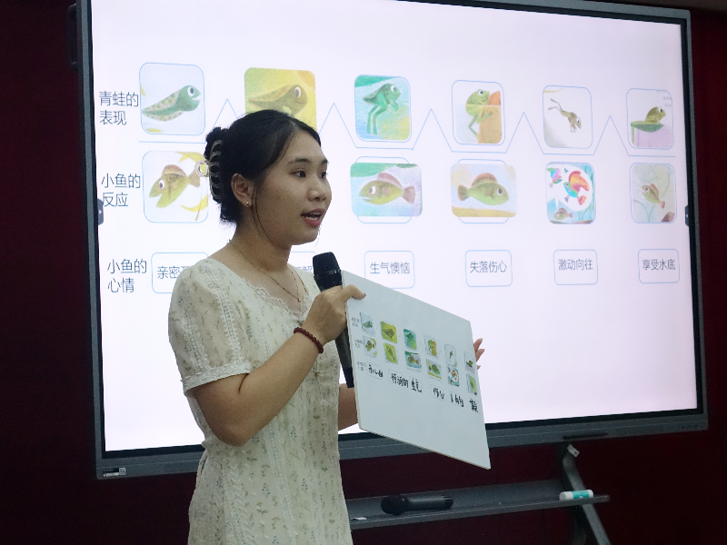 周晓彤老师引导孩子们学会用画思维导图进行深度阅读.JPG