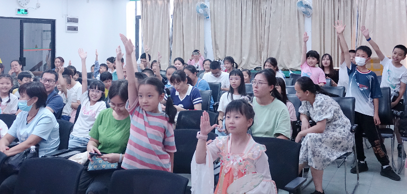 孩子们踊跃参与互动答题.JPG