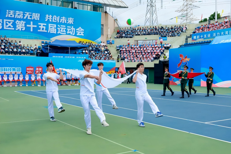 志愿者护送会旗入场.png
