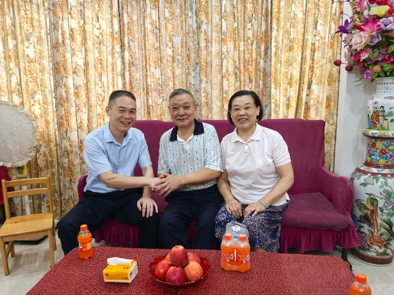 南源街道走访慰问烈士遗属.jpg