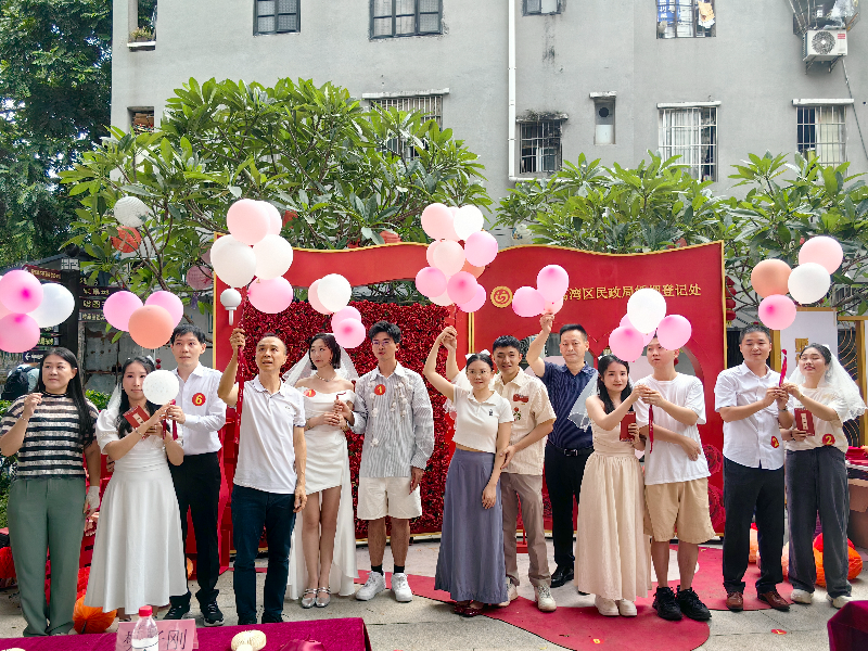 图：新人放飞彩色气球为祖国送祝福.jpg